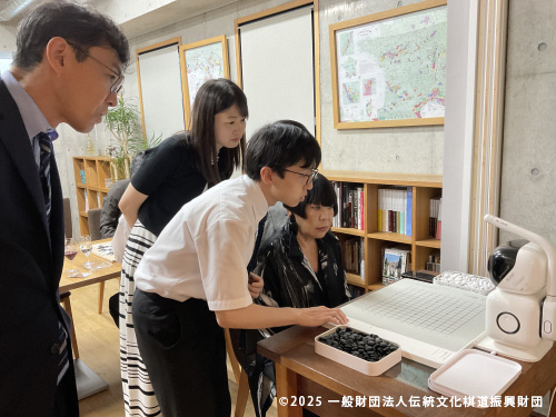 囲碁を楽しむ会　AIロボットせんちゃんも一緒に